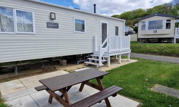 Weymouth House | Deluxe 2 Bedroom Caravan Sleeps 6 with WI-FI