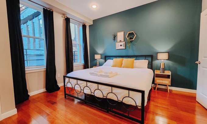Market East Apartment | Deluxe/2 King Beds/65" TV/Jefferson Hospital