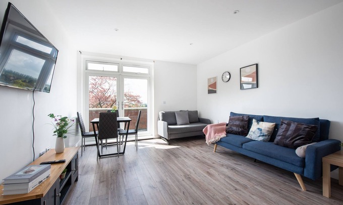 Aylesbury Apartment | Deluxe Apartment 2 bedroom