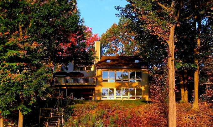 Valois Apartment | Deluxe Apartment with Breathtaking View of Seneca Lake