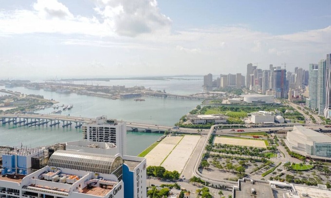 Edgewater Condo | Deluxe Biscayne Bay Penthouse w/ Parking & Balcony