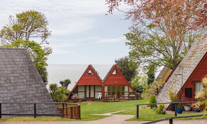 Martin Ski Chalet | DELUXE COASTAL Chalet near the beach with Swimming pool in Kingsdown No 53