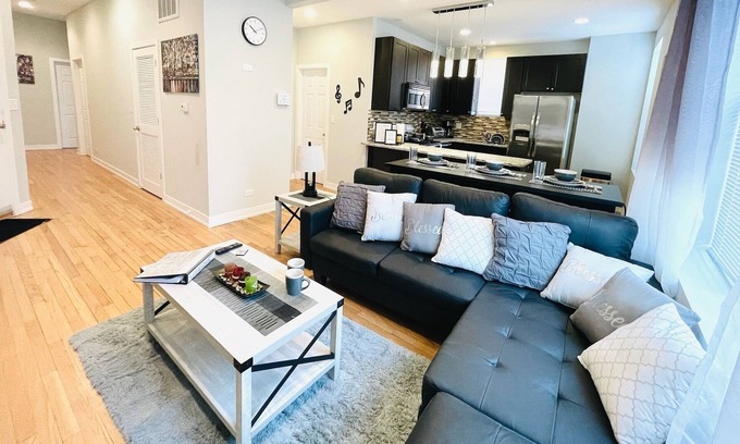 Tri-Taylor Apartment | Deluxe Den in Chicago