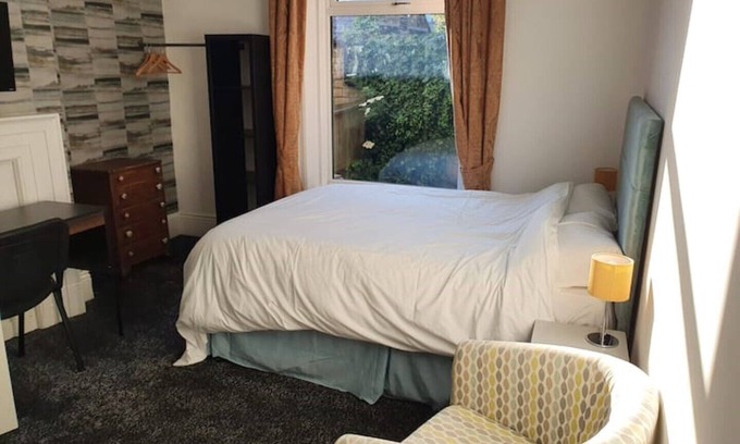 Huddersfield Bed & Breakfast | Deluxe Double Room With Ensuite3