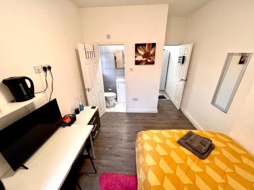 Coventry House | Deluxe En-suite room in CV1