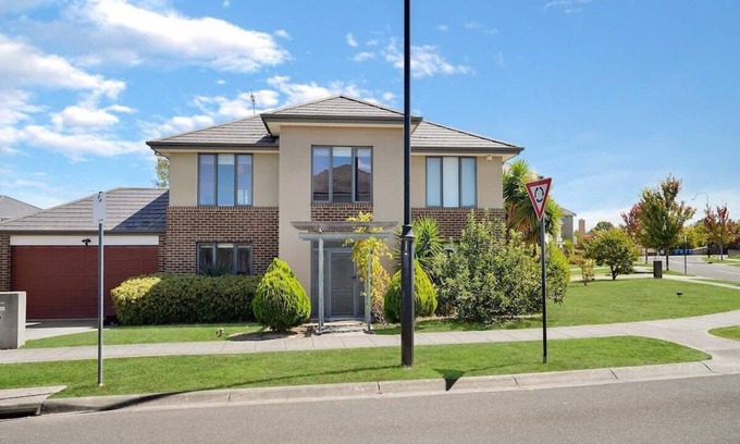 Burwood House | Deluxe Family Montpellier Gardens Estate - Burwood