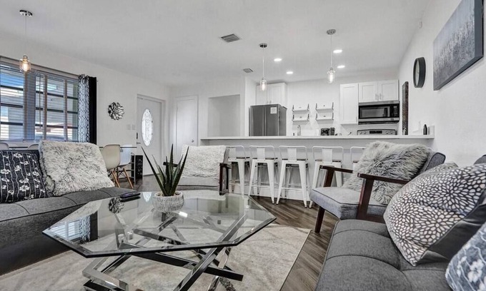 Central Fort Lauderdale House | Deluxe Haven: Modern Elegance & Comfort, Beach