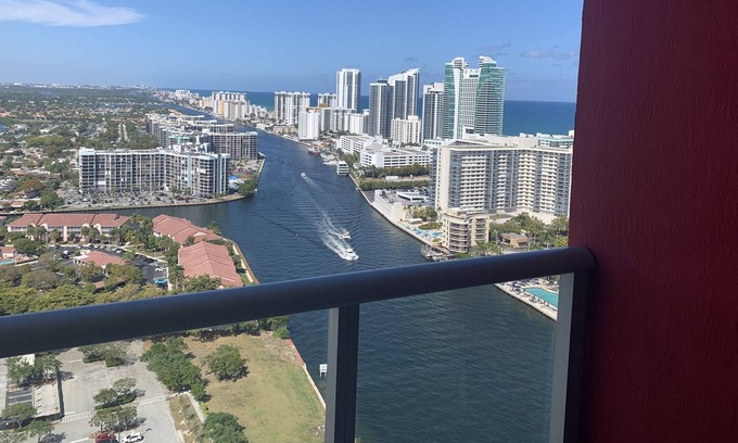 Hallandale Beach Resort | Deluxe resort penthouse with water views