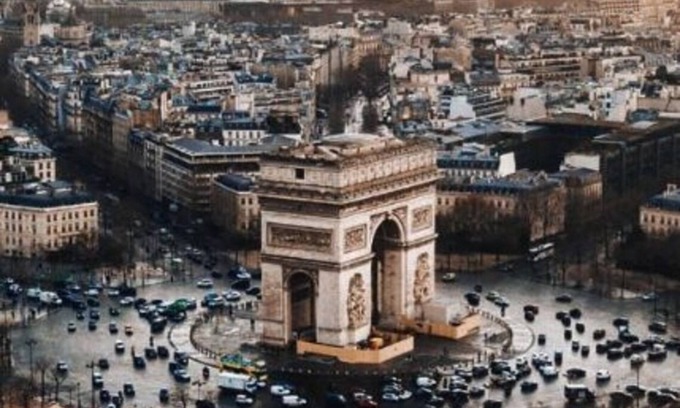 Champs-Elysees Apartment | Deluxe Room With Aircon In Champs Elysees