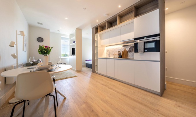 Heathrow Villages Apartment | Deluxe Studio - Luxury Stay - Onsite Free Parking