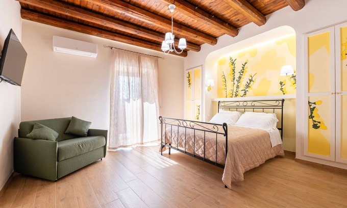 Caccamo Apartment | Deluxe Triple Room with Balcony, Wi-Fi and Air Conditioning
