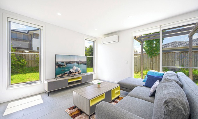 Leppington House | Denham Court Adorable 4Br house with Wifi &Parking