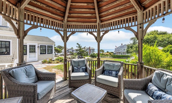 Dennis Port House | Dennis Port - 100 feet to Private Beach! (1977)