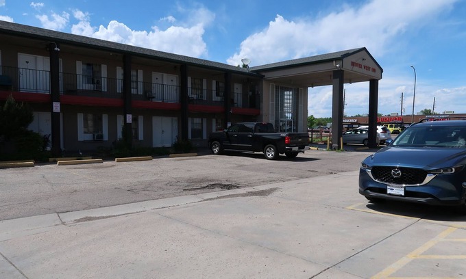 Lakewood Hotel | Denver West Inn