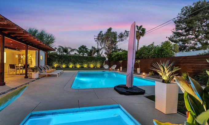 Sunrise Vista Chino House | Desert House-A Relaxing Mid-Century Oasis