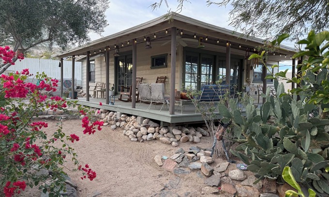 Twentynine Palms House | Desert Oasis-Hot Tub-Romantic Getaway-Writer's/Artist's studio-7 min from JTNP