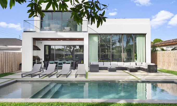 Buena Vista House | Design District Luxurious Stay, Exclusive Pool, Billiards, Backyard & Grill