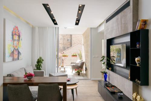 Nachlaot Apartment | Design & Veranda next to Mahane Yehuda Market by FeelHome
