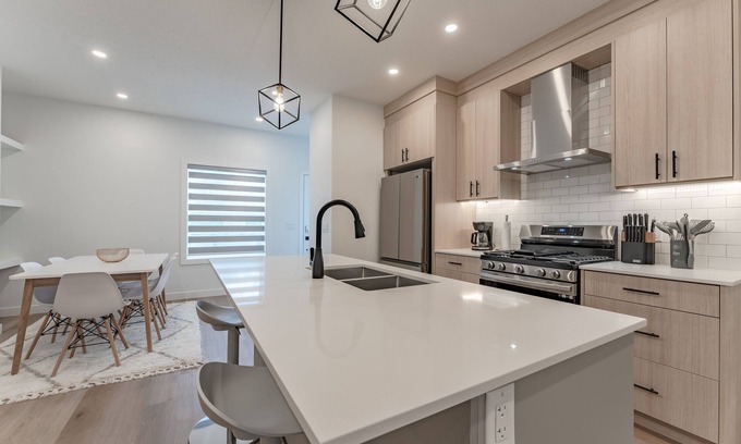 Hillhurst House | DESIGNER 4 BD Showhome/10 Mins DT w/Garage & Fireplace