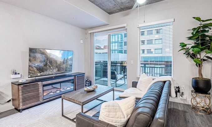 Rio Grande Apartment | Designer- by Convention CenterPool, HTub, 24/7 Gym