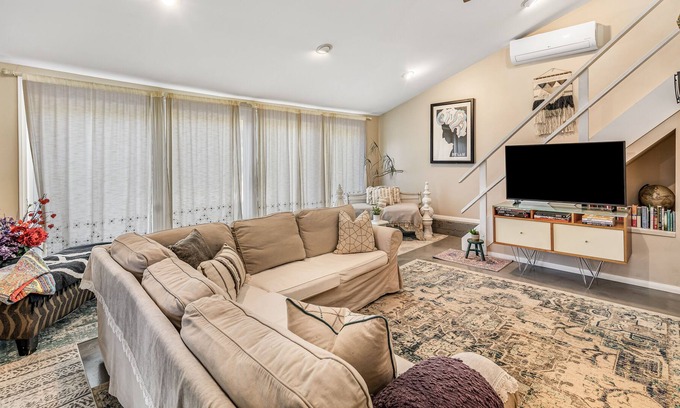 Calabasas Cottage | Designer guest house with pool & spa, patio - dog-friendly