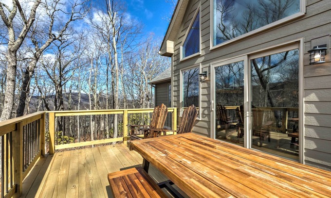 Pedlars Edge Cottage | Designer Home w/ Fire Pit ~ 70 Steps to Slopes!