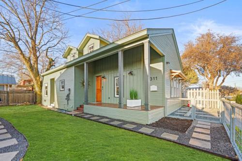 King William House | Designer Home, Walk to River