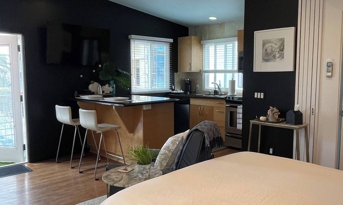 South Mission Beach Condo | Designer oceanic oasis, 1house away from boardwalk, AC, Parking