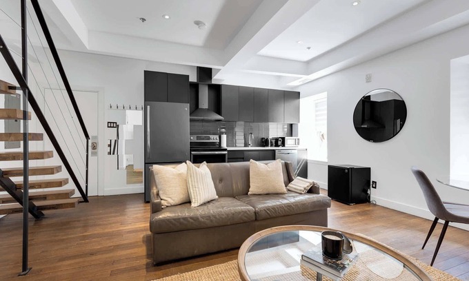 Old Montreal Apartment | Designer Penthouse|2-Level Loft w/Brick Charm+Free Parking