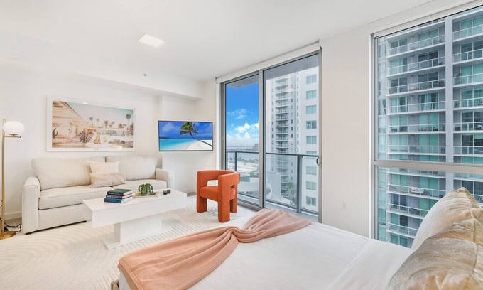 Downtown Miami Apartment | Designer Studio Downtown Miami- Rooftop Pool & Gym