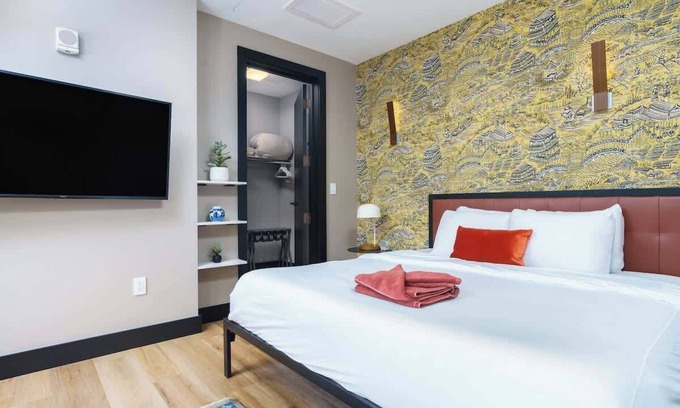 Berkeley Hotel | Designer Studio w/Balcony & Rooftop Patio on Tennyson Street