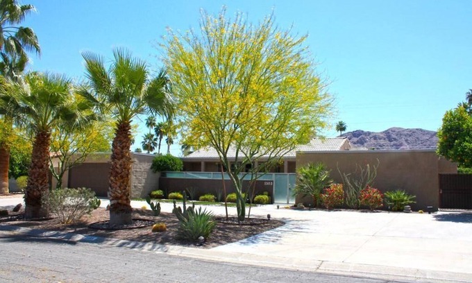 Twin Palms House | Designer Style And Comfort With Privacy and Huge Pool!
