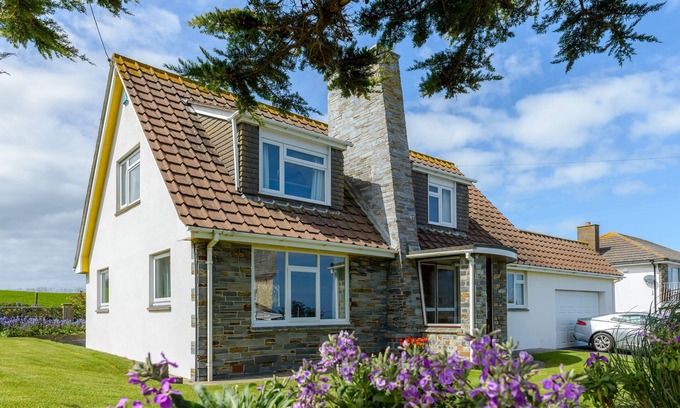 Harlyn House | Detached 4 Bedroom House with Stunning sea views just 200 meters from the beach