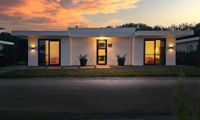 Zeewolde House | Detached 6-person villa with paddleboards, waterfront garden with private swim deck, sunshade, BBQ, and luxurious open kitchen. Located at Villa Resort Harderwold in Zeewolde. Pet-friendly!
