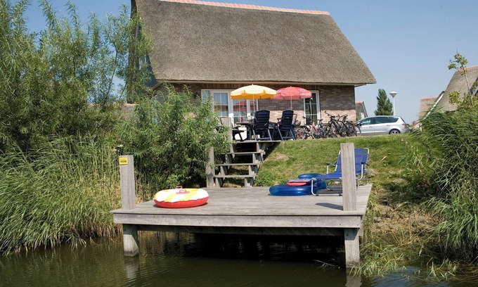 Makkum Cabin | Detached Beachvilla for 8 people with a yard, 4 bedrooms, and the option of a location on open water at Beach Resort Makkum.