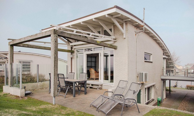 Makkum Cabin | Detached Dijkvilla with a panoramic view of the IJsselmeer, private wellness facilities, and a large patio at the luxurious Beach Resort Makkum.