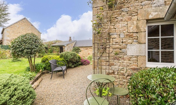 Coulouvray-Boisbenatre Cottage | Detached house with enclosed garden in Normandy
