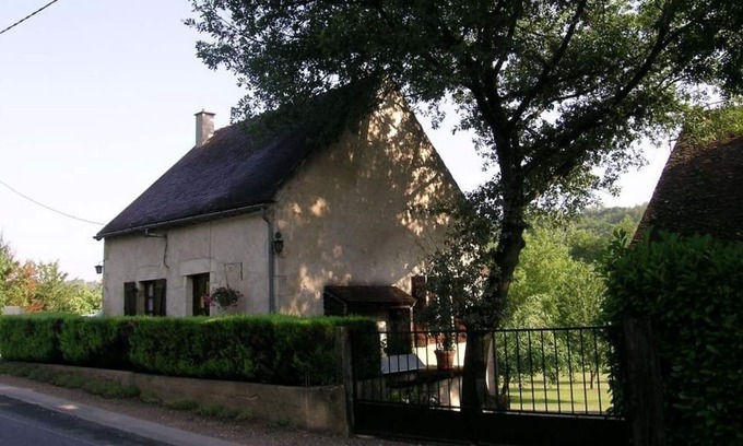 Bransat Cottage | Detached house with garden and fireplace