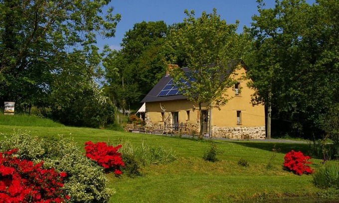 Saint-Ebremond-de-Bonfosse Cottage | Detached house with terrace, pellet stove and peaceful garden.