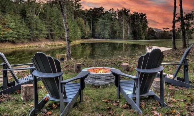 Hemp Cabin | Dialed Inn- Pet Friendly | Dock on Private Lake | Arcade Games