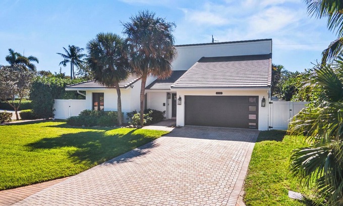 Lauderdale-by-the-Sea House | DIAMOND ESTATES: LAUDERDALE BY THE SEA - 6 QUEEN, 2.5 BATH, POOL & PATIO AREA