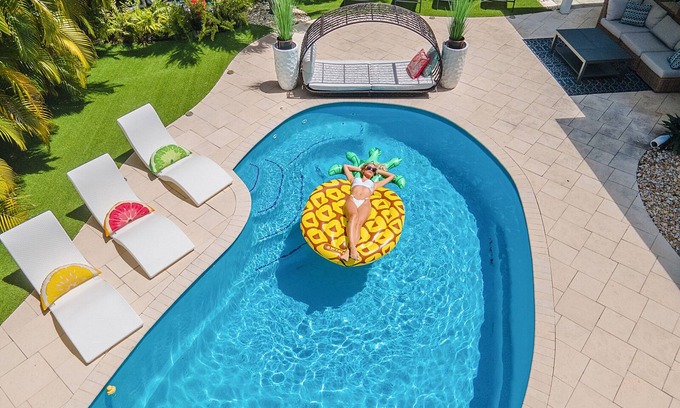 Central Fort Lauderdale House | DIAMOND ESTATES: FT LAUDERDALE - 4 QUEEN, 2 FULL, 2 FULL BATH, POOL & PATIO AREA