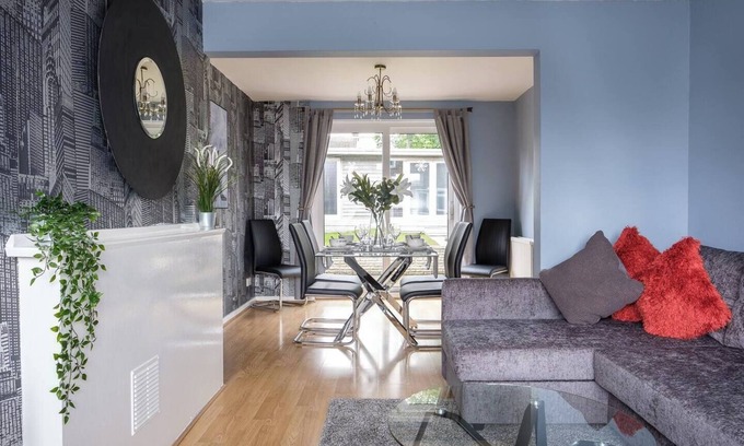 Crawley House | Dickens House Close 15min from Gatwick, Dickens House- Beautiful and Spacious 3BR