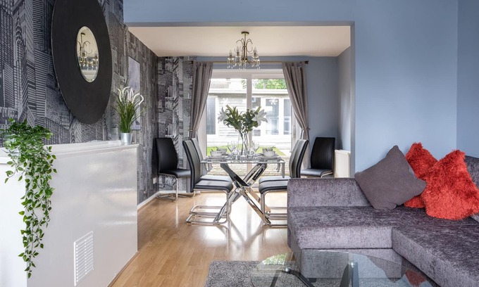 Crawley House | Dickens House Close 15min from Gatwick