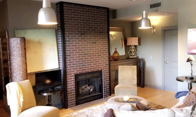 Fayetteville Condo | Dickson Street Wine Retreat | Steps from University of Arkansas campus!