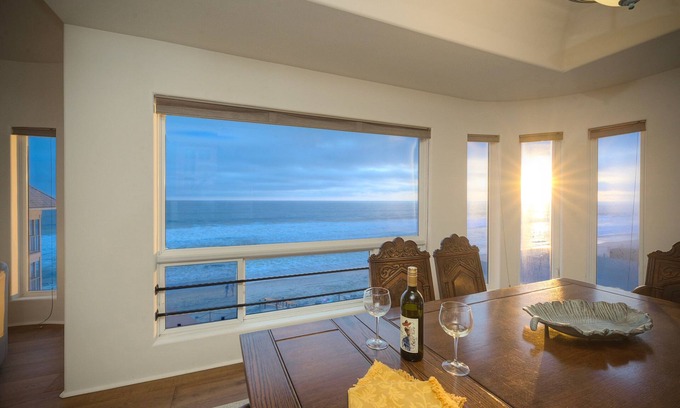 Carlsbad Village Apartment | Direct Beach Access + Views – Carlsbad 2BR Upper Unit