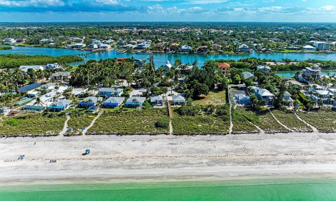 Nokomis Cottage | Direct Beachfront Cottage-Casey Key/Nokomis Beach-2 bedrooms