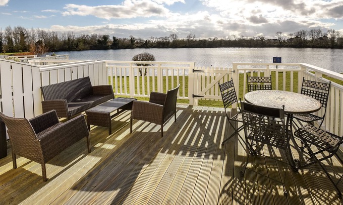 South Cerney House | Direct lake view 3 bedroom lodge with south facing decking to lake, modern lodge