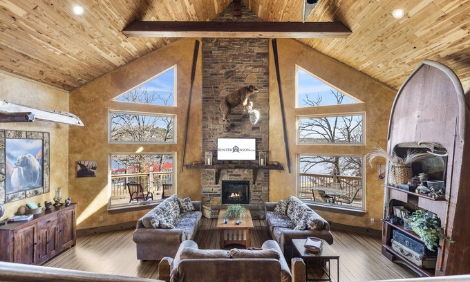 Branson House | Direct Lakefront with Views, Air Hockey, Close to Sdc with Free Tickets!