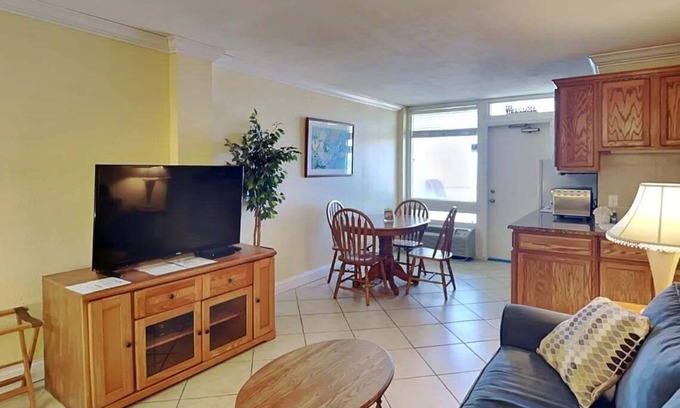 Lenox Park Condo | Direct Ocean Views – Walk to Dining & Beach Fun